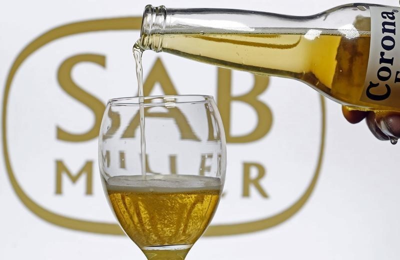 © Reuters. Beer from a bottle of Corona is poured into a glass in this picture illustration taken in Sarajevo