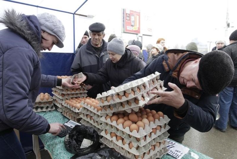 © Reuters. Продовольственный рынок в Красноярске 