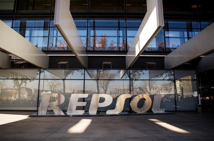 © Reuters. Логотип Repsol у входа в штаб-квартиру компании в Мадриде 