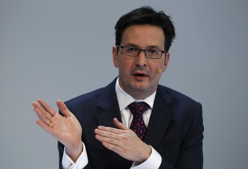 © Reuters. CFO Guenther of German power supplier RWE gestures during the company's annual news conference in Essen