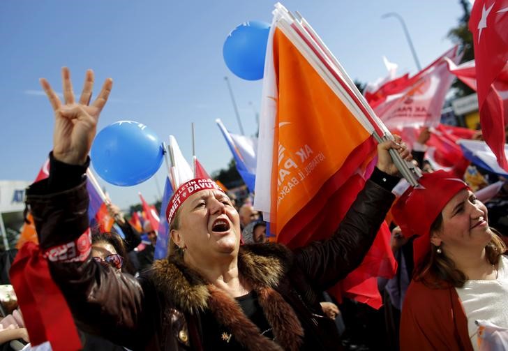 © Reuters. اللجنة الانتخابية تؤكد حصول الحزب الحاكم في تركيا على 317 مقعدا
