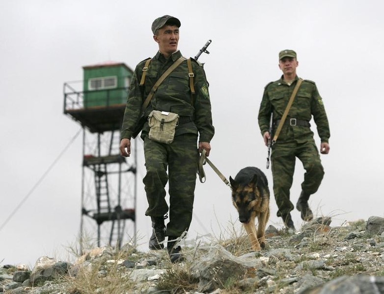 © Reuters. Пограничники на границе России и Монголии