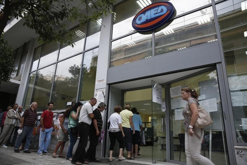 © Reuters. People enter a Greek Manpower Employment Organisation (OAED) office in a suburb of Athens