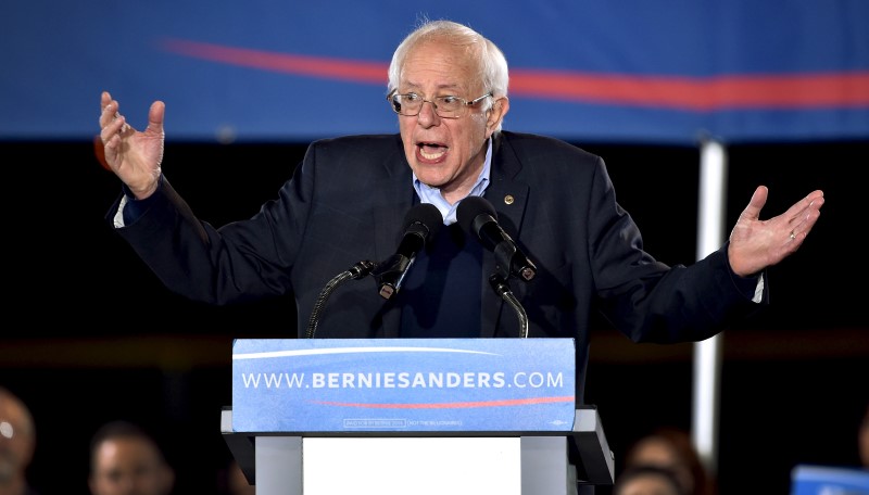 © Reuters. U.S. Democratic presidential candidate Senator Bernie Sanders speaks at a rally in North Las Vegas