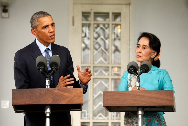 © Reuters. U.S. President Barack Obama and opposition politician Aung San Suu Kyi hold a press conference after their meeting at her residence in Yangon