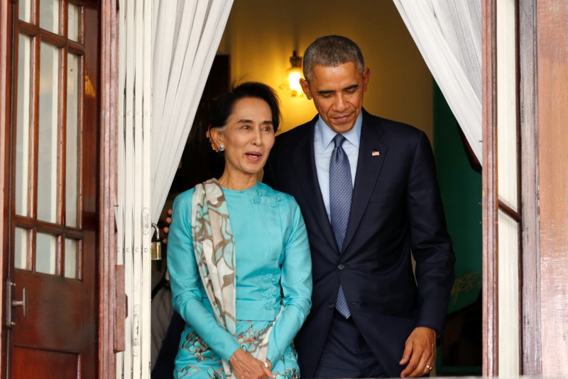 © Reuters. Presidente dos EUA, Barack Obama, e Aung San Suu Kyi, em encontro na residência da líder pró-democracia de Mianmar em Yangon