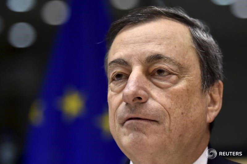 © Reuters. Draghi refuerza la convicción de que el BCE actuará sobre los estímulos 