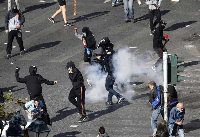 © Reuters. الشرطة اليونانية تطلق الغاز المسيل للدموع خلال مسيرة في أثينا