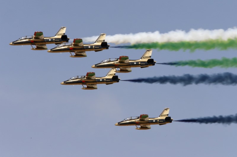 © Reuters. Al Fursan, the UAE Air Force performs during Dubai Airshow
