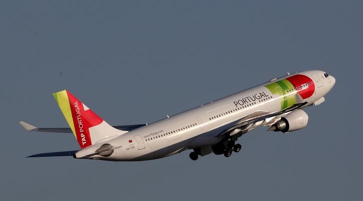 © Reuters. Avião da companhia áerea portuguesa TAP decola do aeroporto internacional de Guarulhos