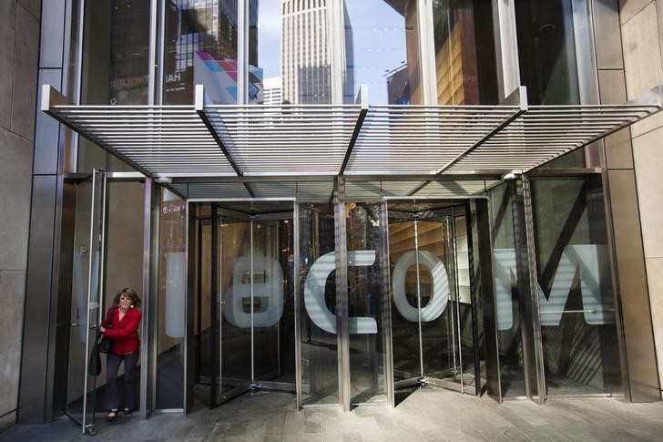 © Reuters. Женщина выходит из штаб-квартиры Viacom Inc. в Нью-Йорке 