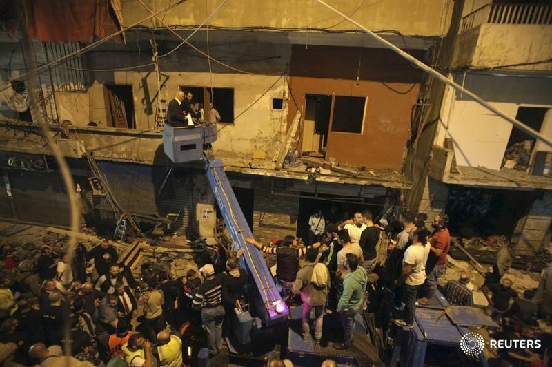 © Reuters. مقتل 37 في تفجيرين انتحاريين بمعقل حزب الله في بيروت