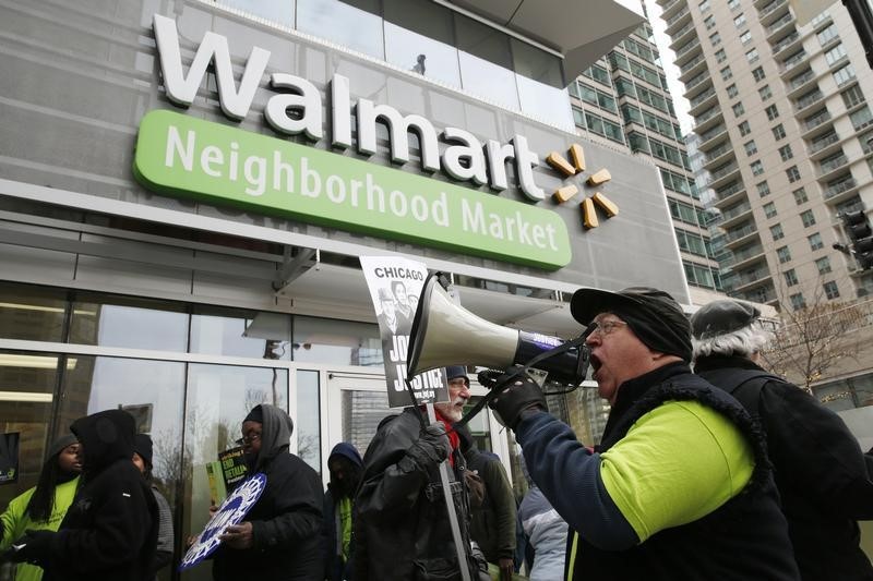 © Reuters. Born demonstrates for higher wages and better working conditions, outside of a Walmart in Chicago