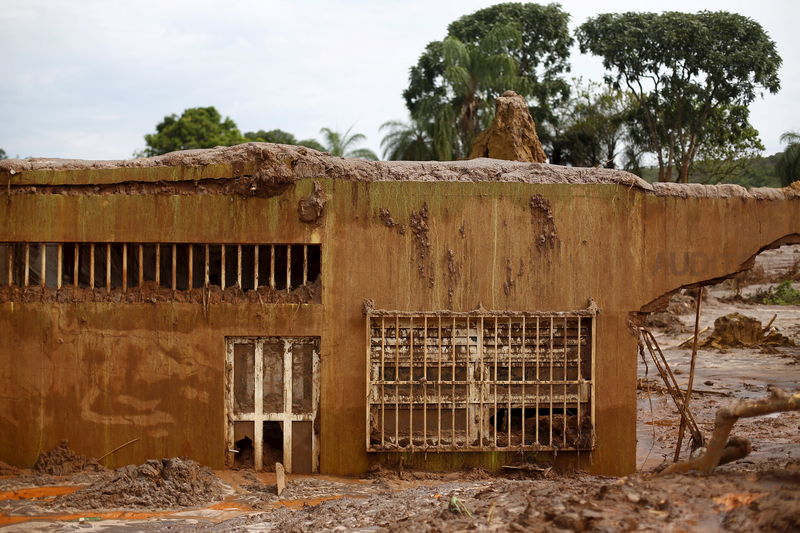 © Reuters. The window of a damaged house is pictured in Bento Rodrigues district after a dam, owned by Vale SA and BHP Billiton Ltd burst, in Mariana