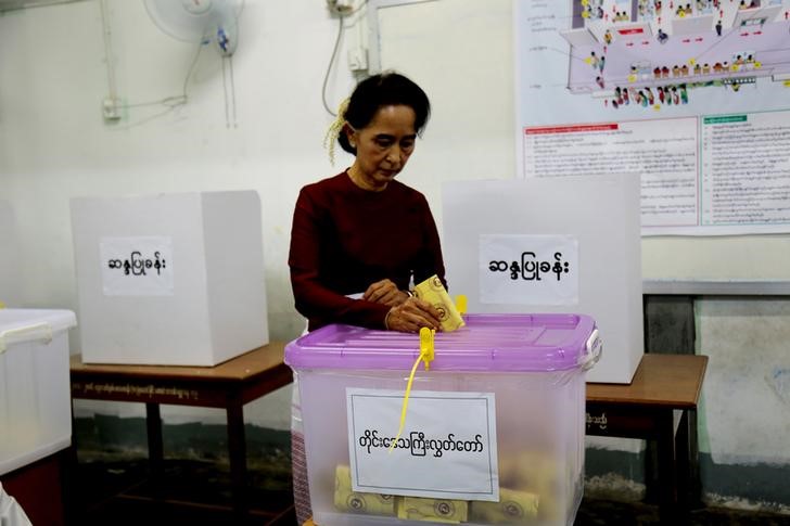 © Reuters. حزب زعيمة المعارضة سو كي يحتاج الى مقعدين للفوز بالاغلبية في برلمان ميانمار