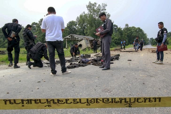 © Reuters. الشرطة: مقتل أربعة في انفجار قنبلة في جنوب تايلاند