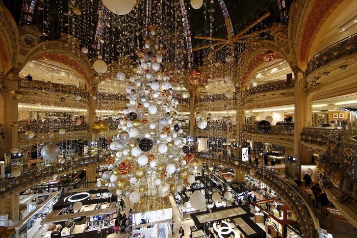 © Reuters. A giant Christmas tree stands in the middle of Galeries Lafayette department store in Paris ahead of the holiday season in the French capital