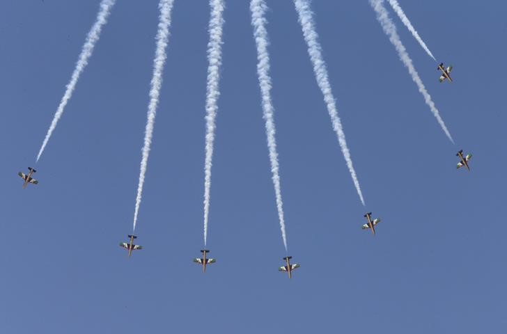 © Reuters. Al Fursan, the aerobatics demonstration team of the UAE Air Force, performs during the Dubai Airshow