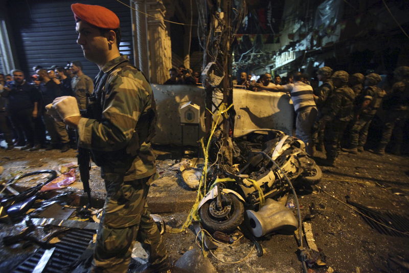 © Reuters. لبنان في حداد بعد مقتل 43 شخصا في تفجيرين