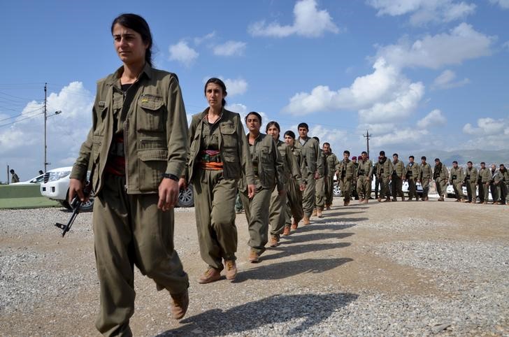 © Reuters. شاهد من رويترز: القوات الكردية تدخل بلدة سنجار العراقية من الشمال