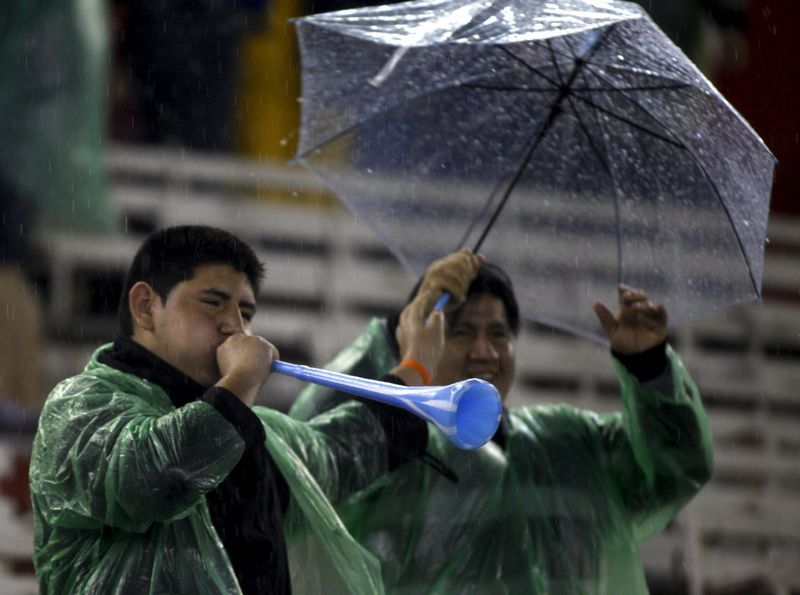 © Reuters. Aplazado hasta el viernes el partido Argentina-Brasil por la lluvia