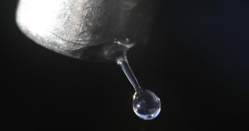 © Reuters. Gasoline drips off a nozzle during refueling at a gas station in Altadena