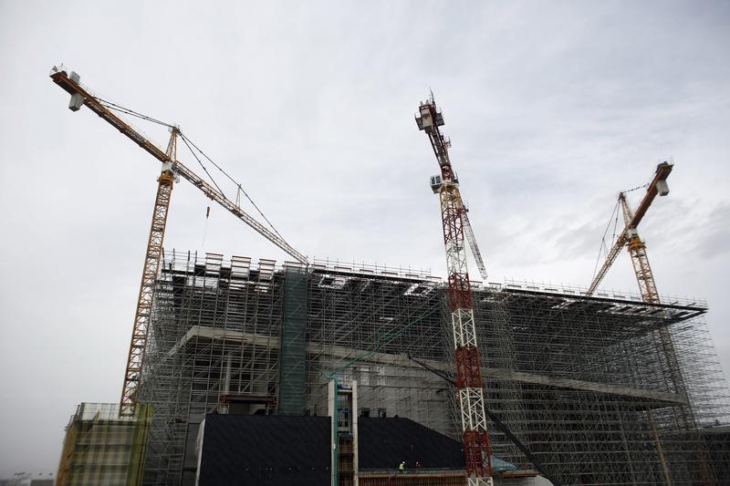 © Reuters. Workers stand on a scaffolding at a construction site in Faliro suburb near Athens