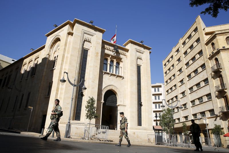 © Reuters. Lebanese army soldiers walk as they secure the area outside the parliament building in downtown Beirut