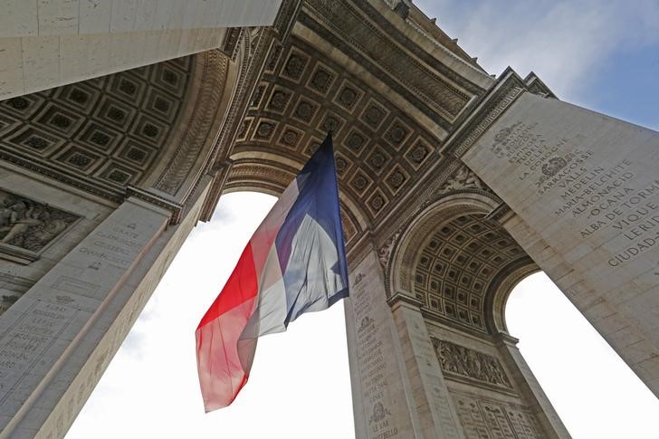 © Reuters. Bandeira nacional francesa vista do Arco do Triunfo, em Paris