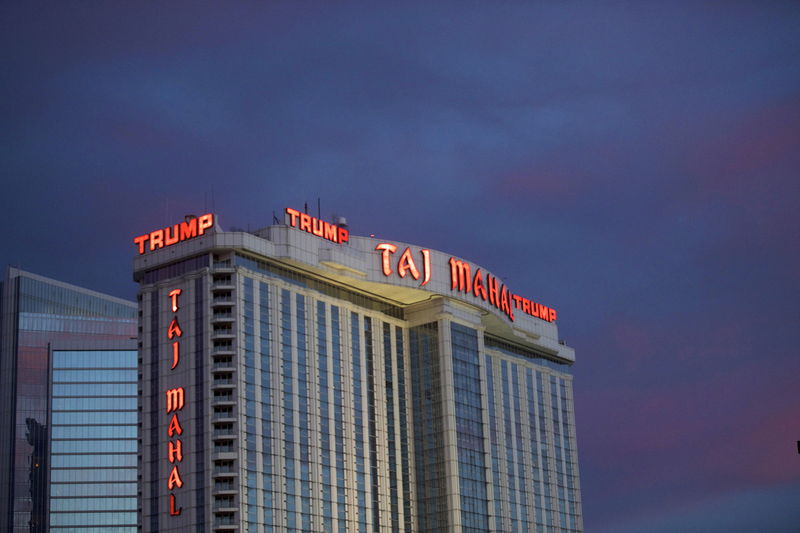 © Reuters. File photo of the Trump Taj Mahal Casino illuminated at dusk in Atlantic City, New Jersey
