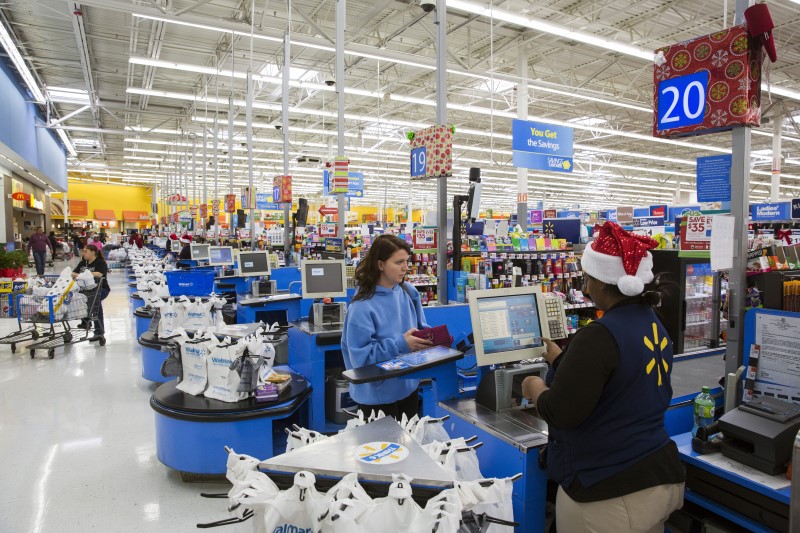 © Reuters. A shopper checks out at a Walmart store in Secaucus, New Jersey