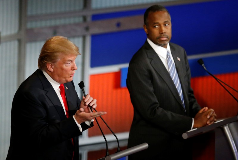 © Reuters. Republican U.S. presidential candidate Trump speaks as Carson looks on at the debate held by Fox Business Network for the top 2016 U.S. Republican presidential candidates in Milwaukee