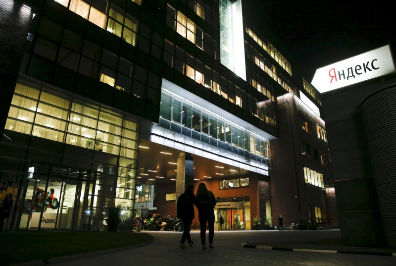 © Reuters. People walk outside the headquarters of Yandex company in Moscow