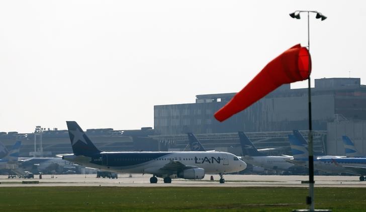 © Reuters. Aeronave da LAN, parte da Latam Airlines, vista em aeroporto em Buenos Aires