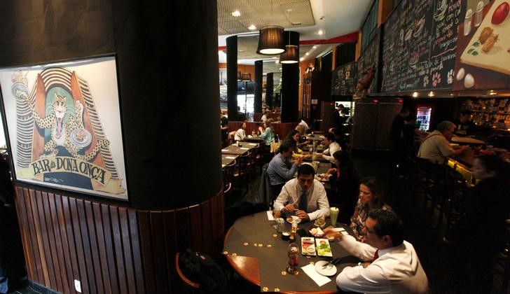 © Reuters. Pessoas bebendo em restaurante em São Paulo