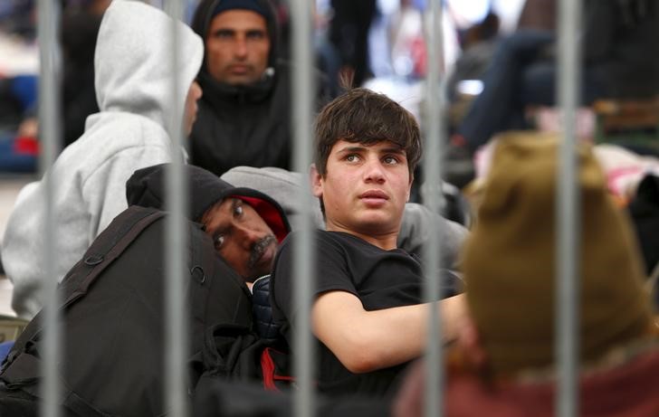 © Reuters. Imigrantes aguardando em tenda na Áustria