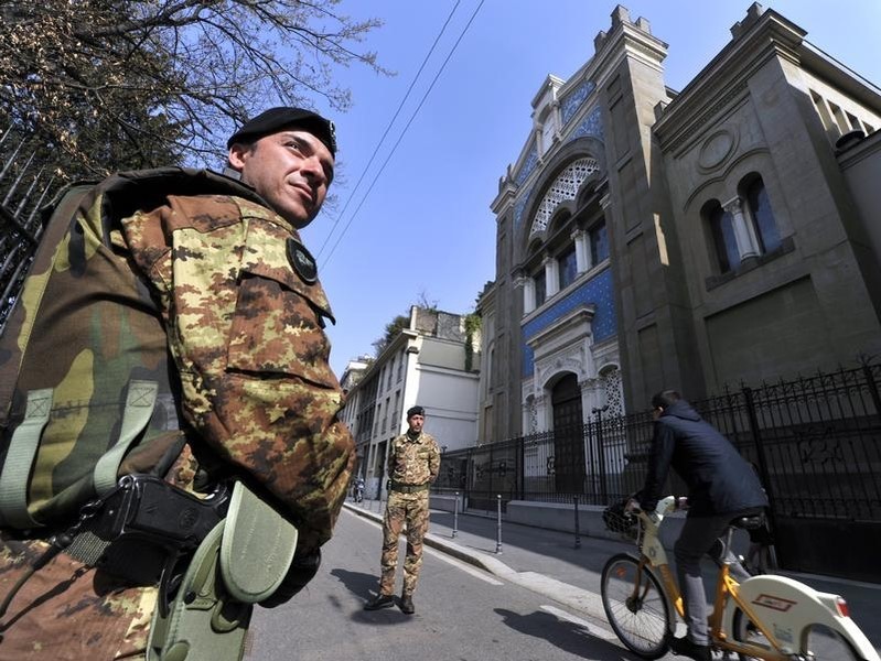 © Reuters. Milano, militari davanti alla sinagoga