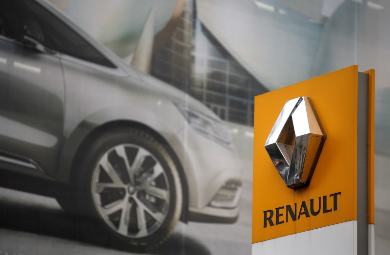 © Reuters. The logo of French car manufacturer Renault is seen in front of an advertisement at a dealership in Paris