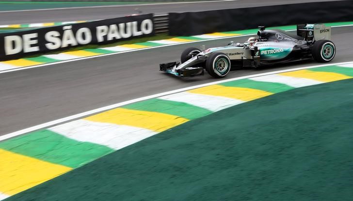 © Reuters. Piloto britânico Lewis Hamilton dirige seu Mercedes durante treino no circuito de Interlagos, em São Paulo