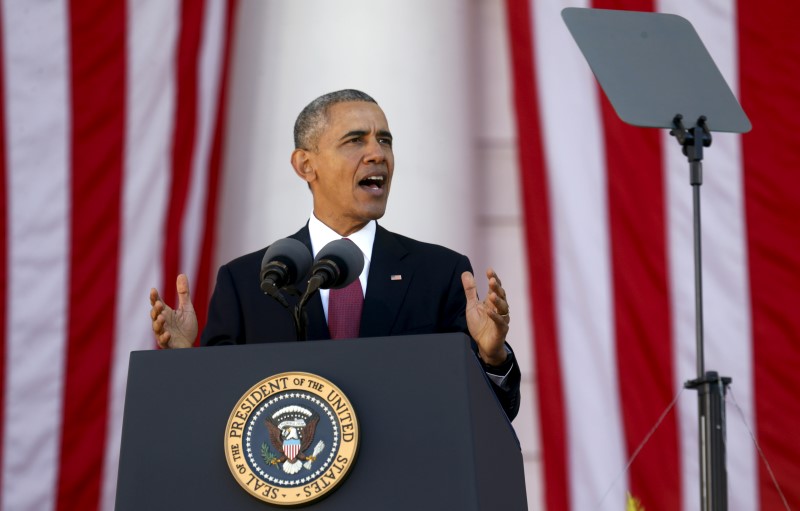 © Reuters. U.S. President Barack Obama speaks during a Veterans Day ceremony at Arlington National Cemetery in Virginia