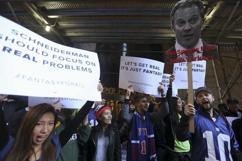 © Reuters. People protest in front of New York Attorney General Eric Schneiderman's office following his decision to shut down fantasy sports sites FanDuel and DraftKings, in the Manhattan borough of New York