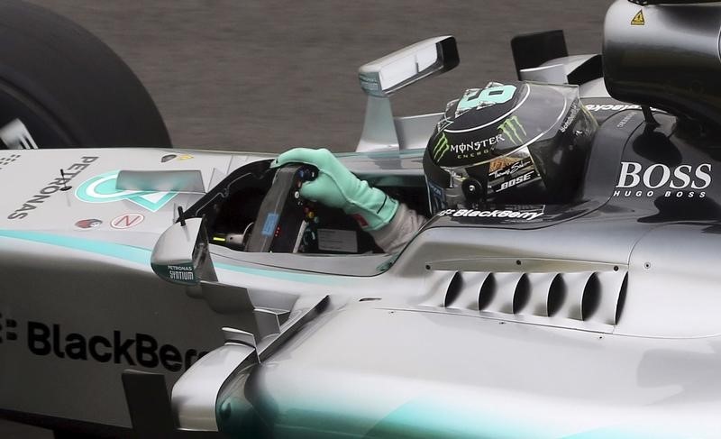 © Reuters. Rosberg lidera la primera jornada de prácticas en Brasil