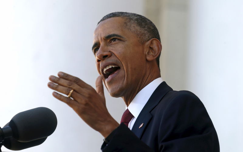 © Reuters. U.S. President Barack Obama speaks during a Veterans Day ceremony at Arlington National Cemetery in Virginia