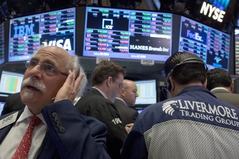 © Reuters. Traders work on the floor of the New York Stock Exchange