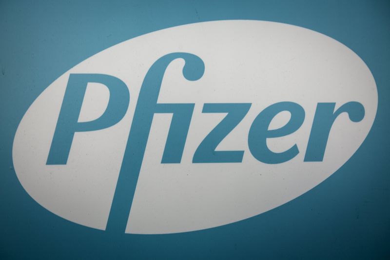 © Reuters. The Pfizer logo is pictured at their building in the Manhattan borough of New York