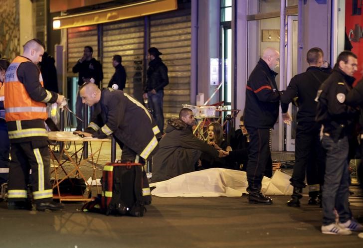 © Reuters. Equipes de emergência em local de ataque em Paris