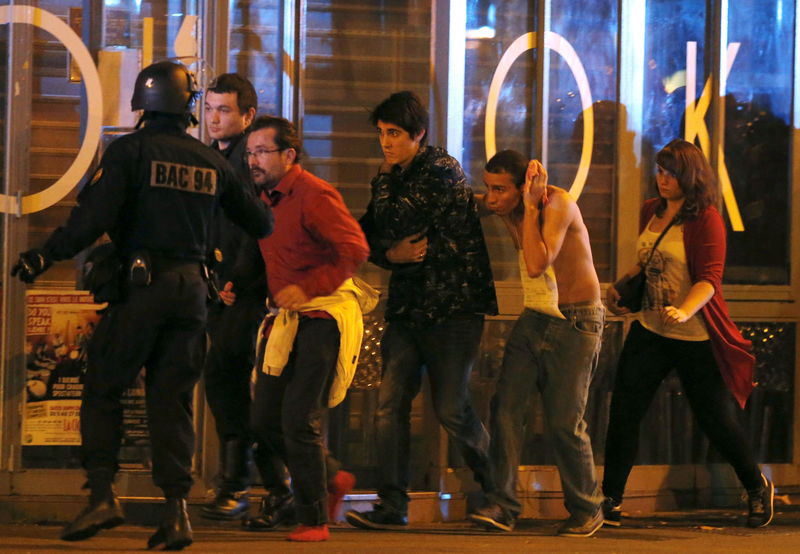 © Reuters. أولوند يدعو إلى عقد اجتماع طاريء للحكومة الفرنسية بشأن هجمات باريس