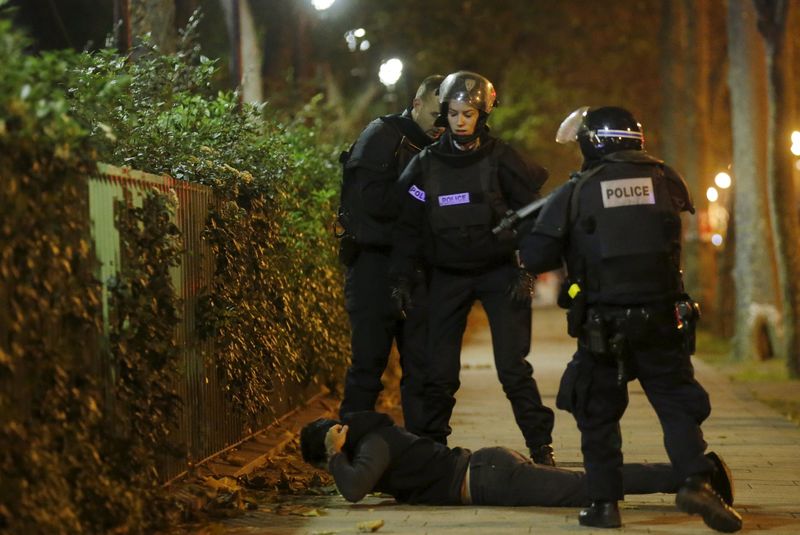 © Reuters. Hollande decreta el cierre de fronteras tras los ataques en París