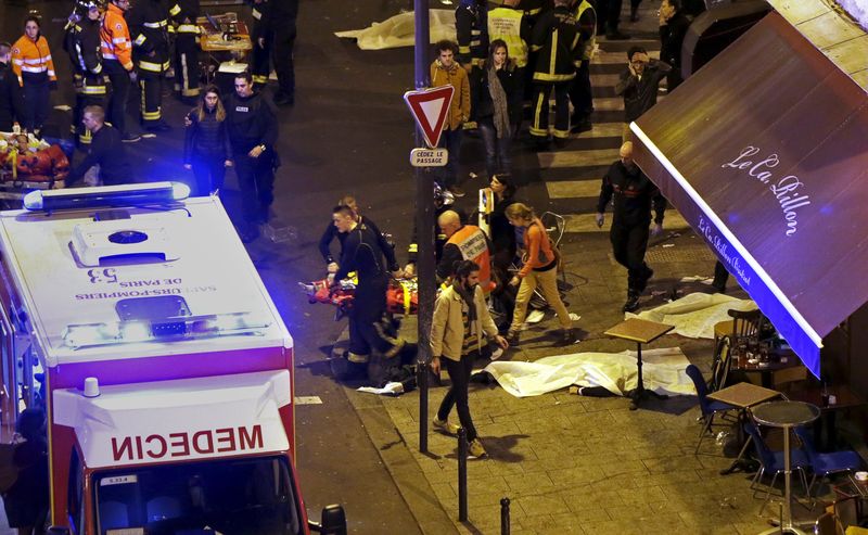 © Reuters. L'ÉTAT D'URGENCE DÉCRÉTÉ APRÈS DES ATTAQUES MEURTRIÈRES À PARIS