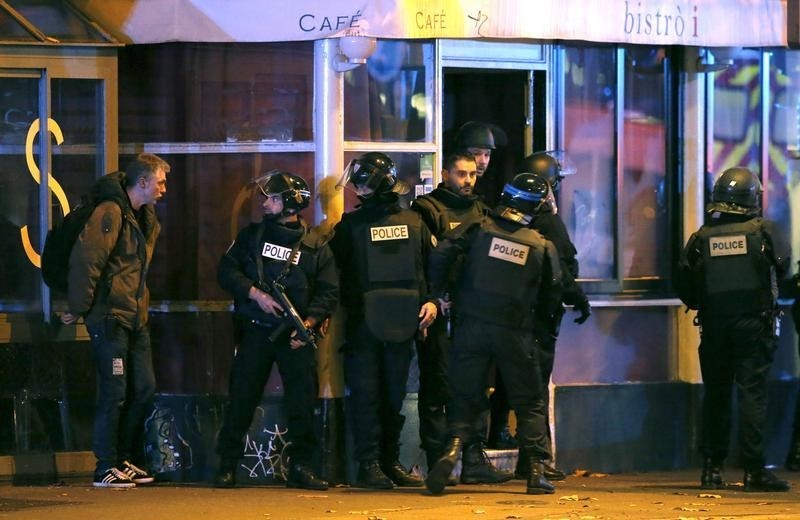 © Reuters. مسؤول بمجلس مدينة باريس: نحو 100 شخص قُتلوا في قاعة باتاكلان في باريس كما قُتل 40 آخرون في أماكن أخرى في باريس وحولها